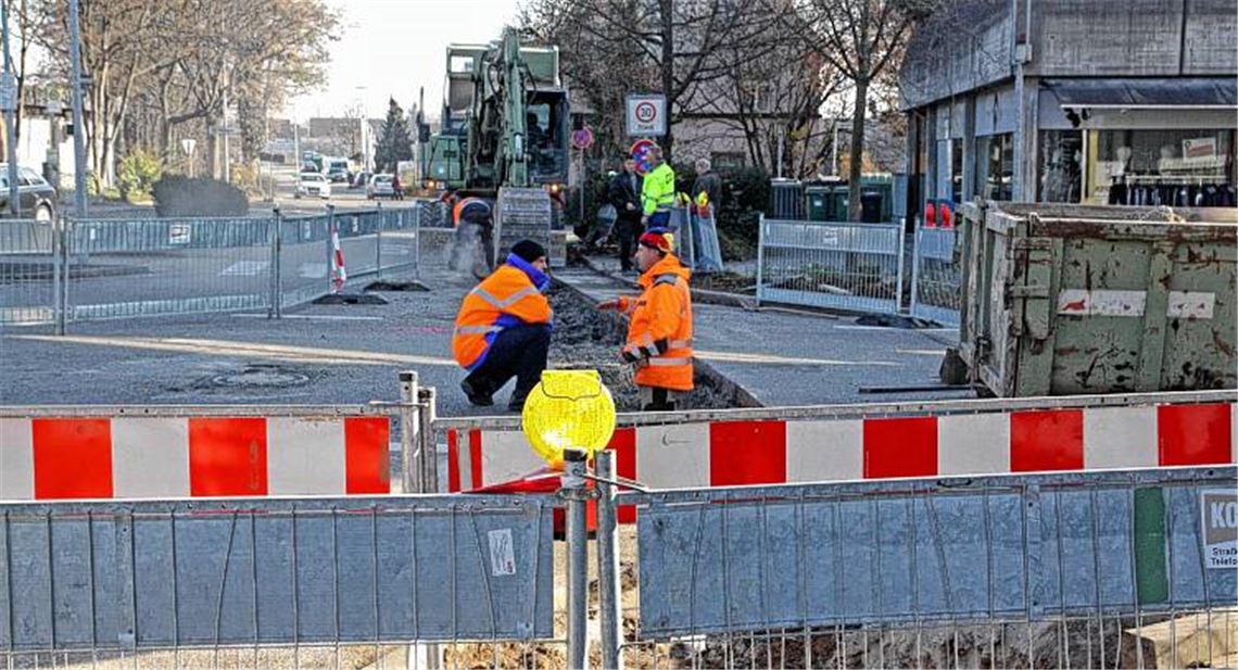Die Illinger Bahnhofstraße muss wegen Leitungsarbeiten für das Fernwärmenetz komplett gesperrt werden. 