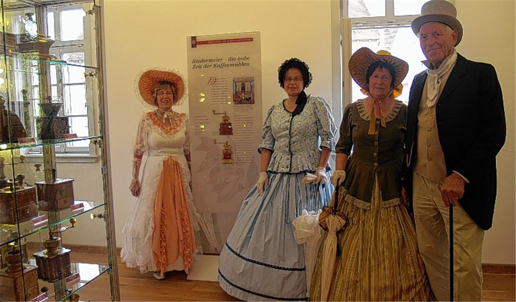 Die Illinger Biedermeier-Freunde im Kaffeemühlenmuseum in Wiernsheim.