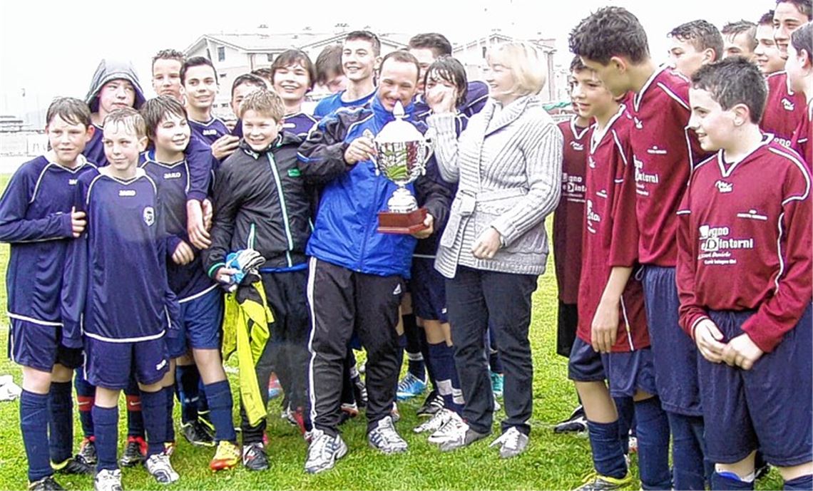 Die Illinger C-Jugend erhält von den Gastgebern einen großen Pokal. Foto: privat