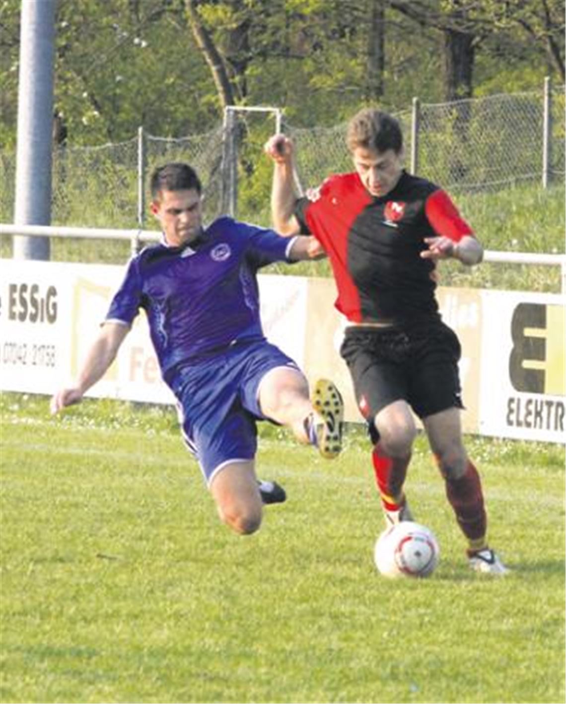 Die Illinger Defensive (in Blau) hat mit den schnellen Kontern Pflugfeldens manchmal ihre Müh und Not. Foto: Eigner