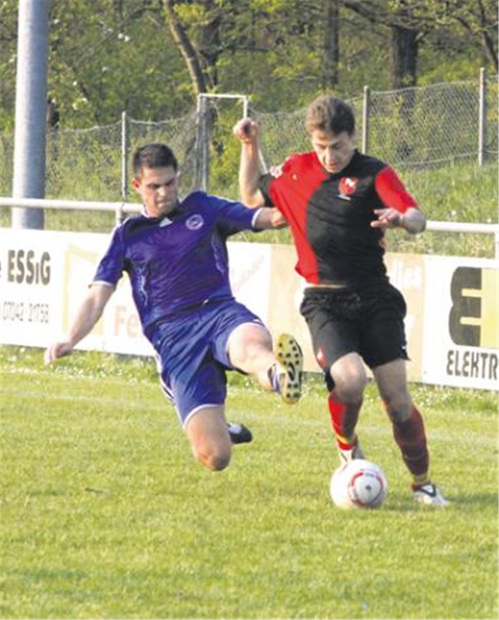 Die Illinger Defensive (in Blau) hat mit den schnellen Kontern Pflugfeldens manchmal ihre Müh und Not. Foto: Eigner