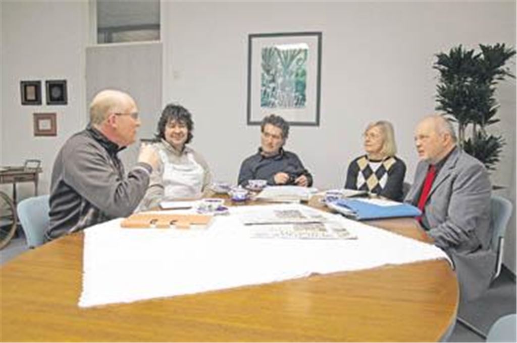 Die Illinger Fraktionsvorsitzenden (v. re.) Klaus Kluge, Ingeborg Beller, Peter Pförsich und Eric Schach machen im Gespräch mit MT-Redakteur Frank Goertz aus ihren Herzen keine Mördergruben. Sie kritisieren heftig den Führungsstil von Bürgermeister Harald Eiberger und fühlen sich ein ums andere Mal vor den Kopf gestoßen. 
Foto: Sadler