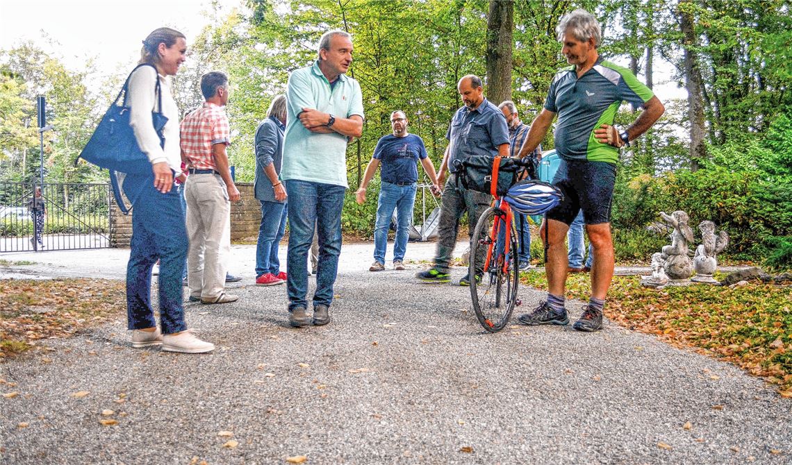 Die Illinger Gemeinderäte bei der Besichtigung der sanierten Friedhofswege.Stahlfeld