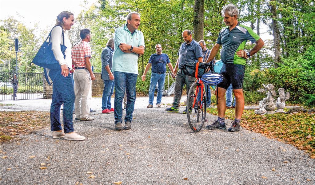 Die Illinger Gemeinderäte bei der Besichtigung der sanierten Friedhofswege.Stahlfeld