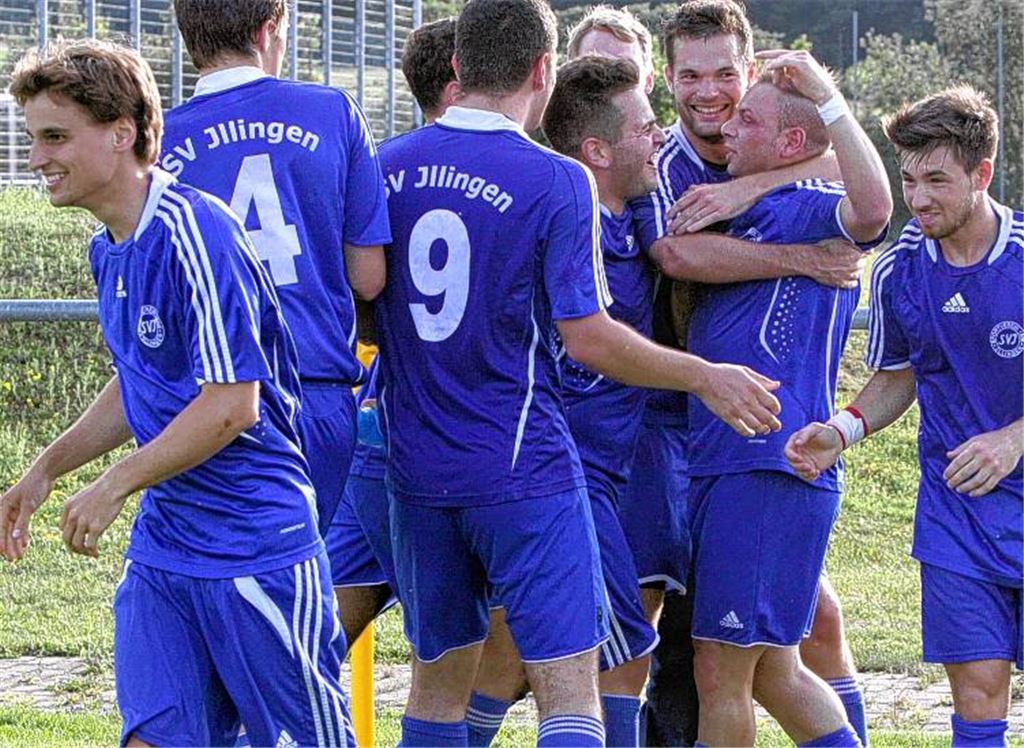 Die Illinger Spieler jubeln mit Marino Tricarico (2.v.re.), der für alle fünf Treffern erhebliche (Mit-)Verantwortung trägt. Foto: Eigner