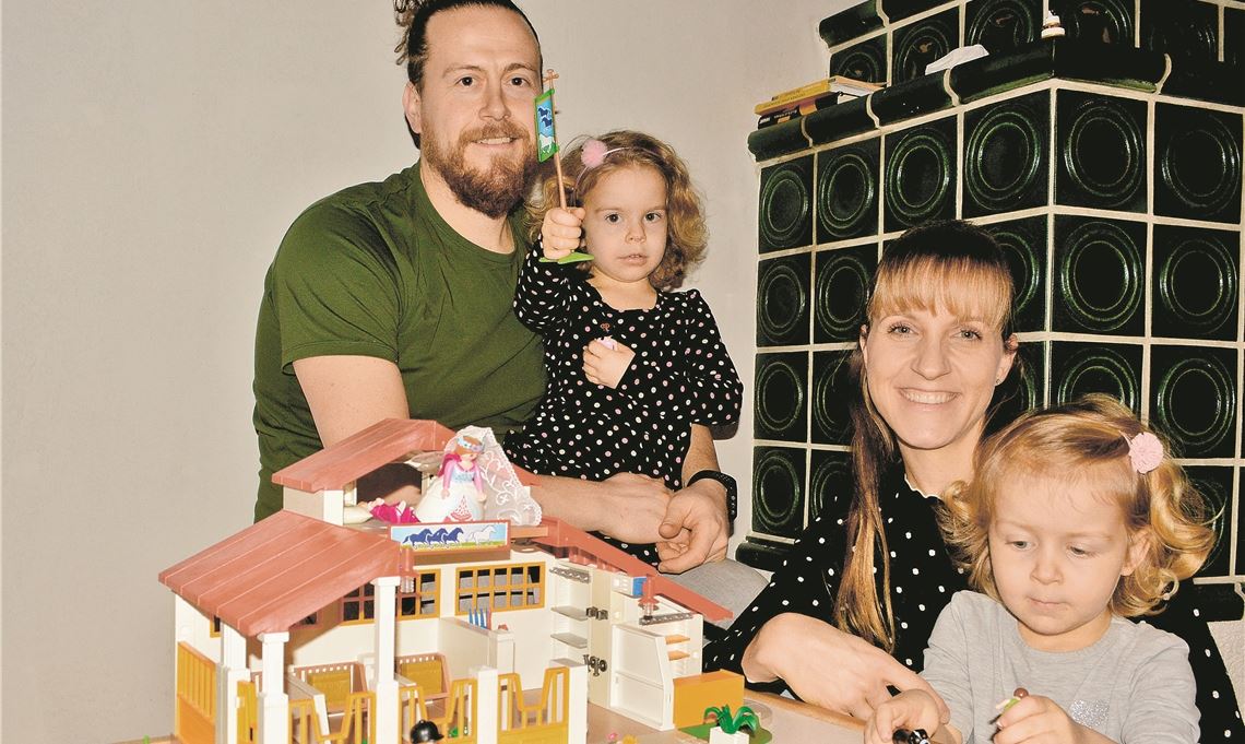 Die Infrastruktur passt, aber... Die Illinger Tamara und David Emmerich warten bislang vergeblich auf einen Kindergartenplatz für ihre Töchter Vivien (v.li.) und Olivia.Stahlfeld