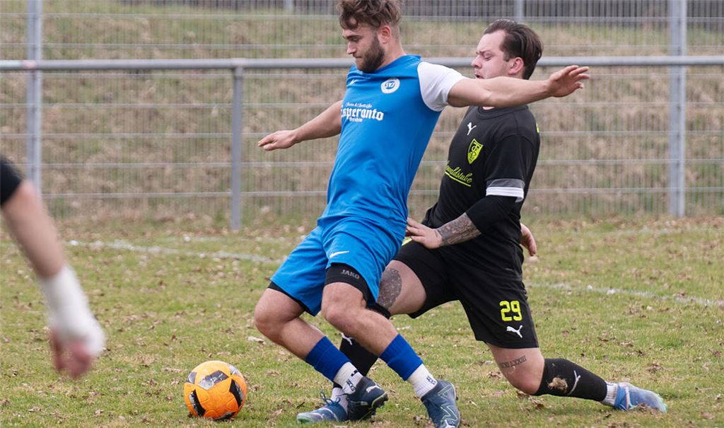 Die Illinger (blaue Trikots) behalten diesmal die Nase vorn. Foto: Fotomoment
