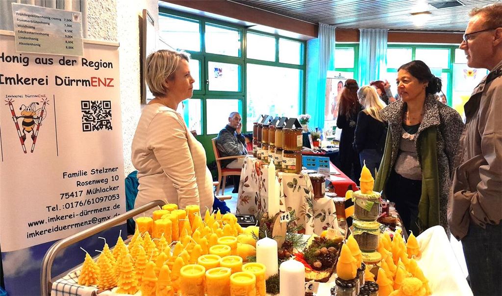 Die Imkerei Dürrmenz präsentiert ein reichhaltiges Angebot nicht nur an Honigsorten, sondern auch an kleinen Kunstwerken aus Bienenwachs. Foto: Filitz