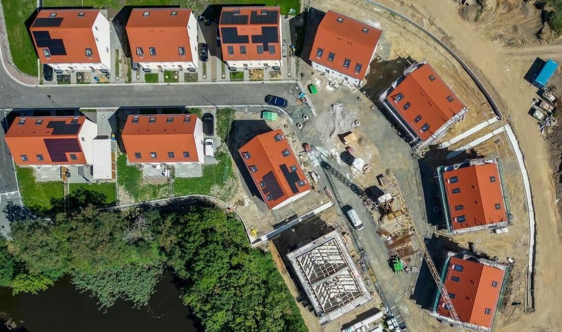 Die Immobilienpreise haben die Höchststände aus den Jahren vor dem Ende der Nullzinsphase 2022 noch nicht wieder erreicht. Doch höhere Zinsen fressen einen etwas niedrigeren Preis schnell auf.