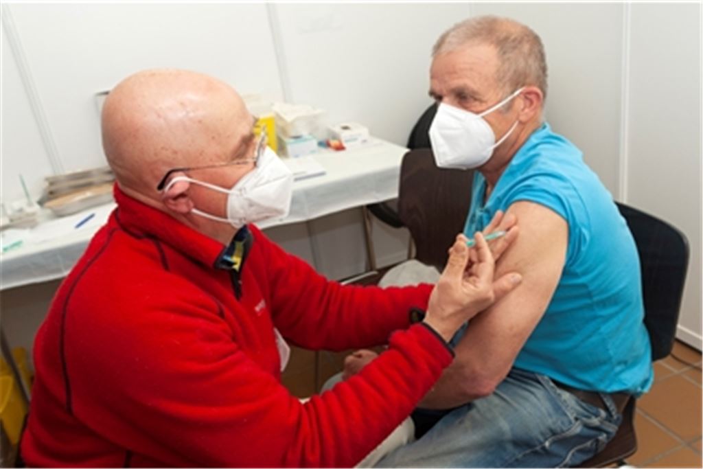 Die Impfung bleibt, abgesehen von bestimmten Berufsgruppen im Gesundheitssektor, vorerst freiwillig. Symbolfoto: Fotomoment