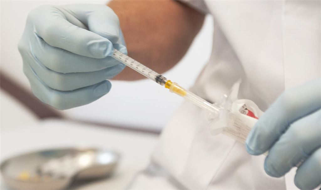 Die Impfung gegen Corona, die gleichzeitig mit einer Grippe-Impfung erfolgen kann, wird von Experten auch nach dem Ende der Pandemie vielen dringend empfohlen. Symbolbild: Archiv