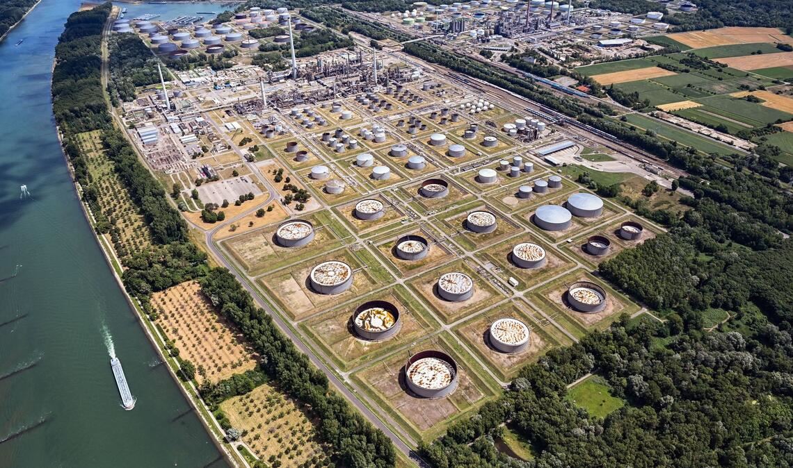Die Industrie ist nur einer der Gründe für die Belastung des Grundwassers im Oberrheinbecken (Archivbild).