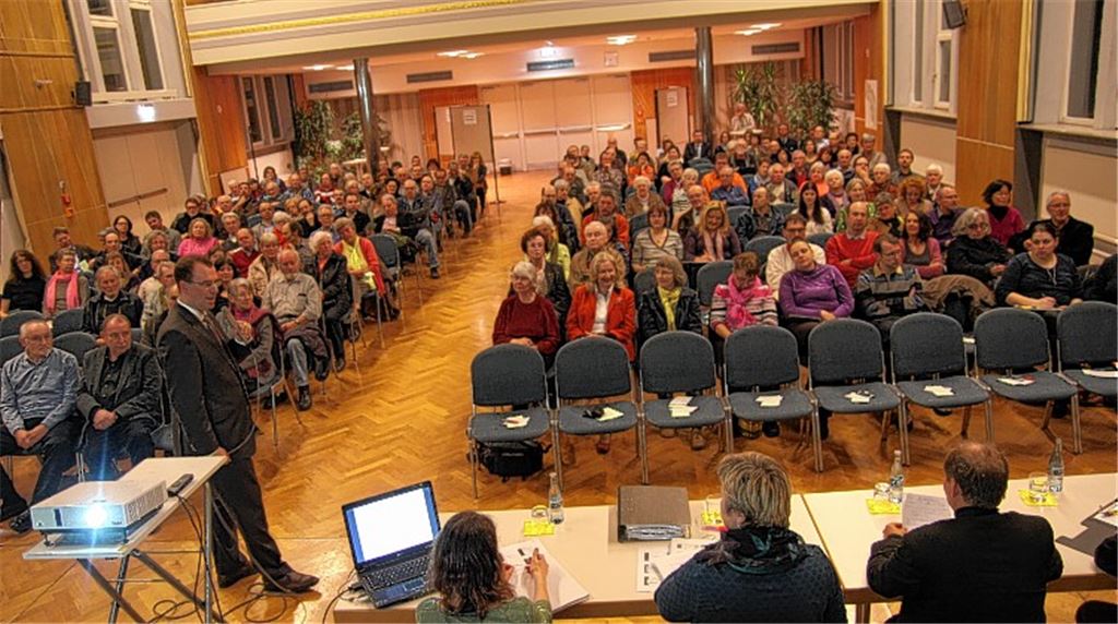 Die Infoveranstaltung zu den Gartenschau-Bürgerprojekten im Zeitraffer: Oberbürgermeister Frank Schneider begrüßt die rund 150 Teilnehmer im Uhlandbau ...