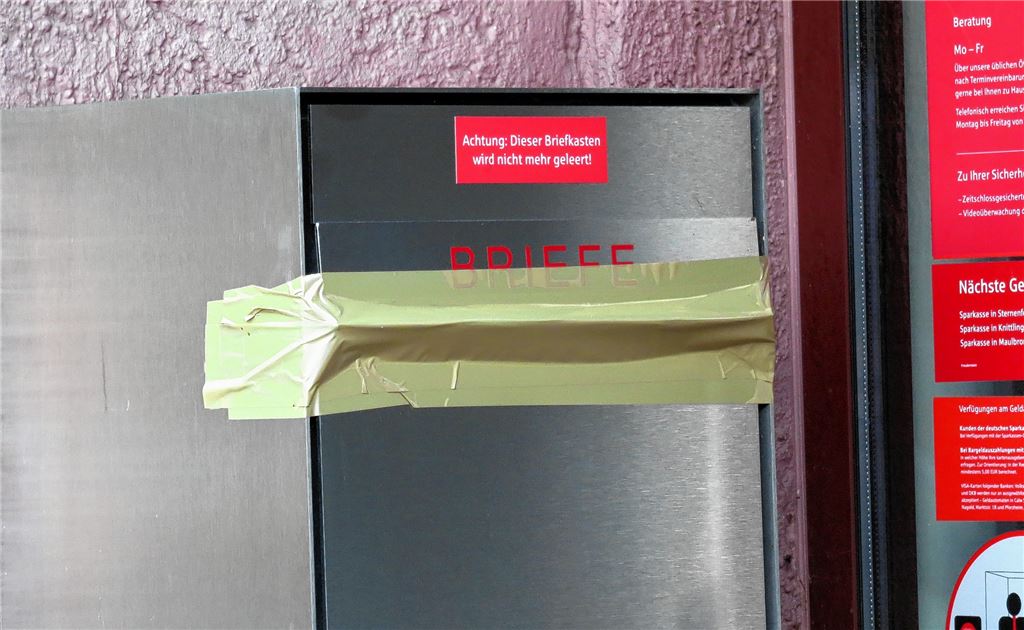 Die Initiatoren der Unterschriftenaktion wünschen sich, dass an der geschlossenen Sparkassenfiliale zumindest wieder Briefe eingeworfen werden können.Becker