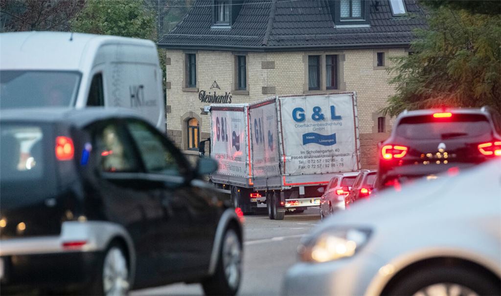 Die Innenstadt bekommt die Umleitung voll zu spüren. Für Fußgänger kann die Querung der Straßen zur Geduldsprobe werden. Fotos: Fotomoment