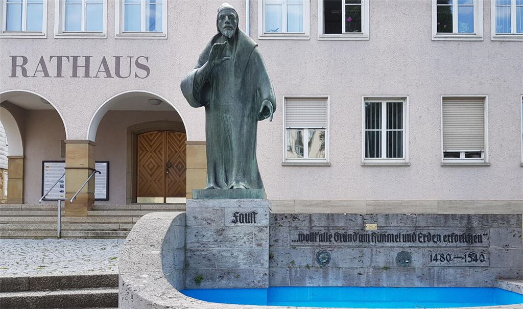 Die Inschrift am Faustbrunnen vor dem Knittlinger Rathaus ist wieder zu erkennen. Foto: Becker