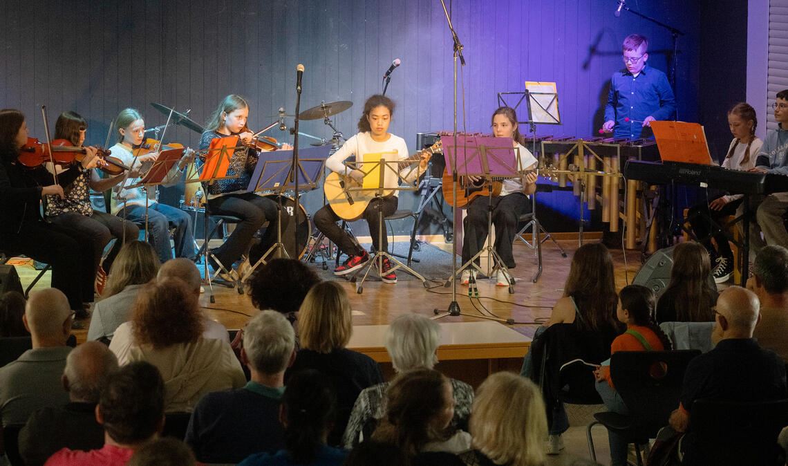 Die Instrumental-AG spielt „Tom Dooley“.  Foto: Fotomoment