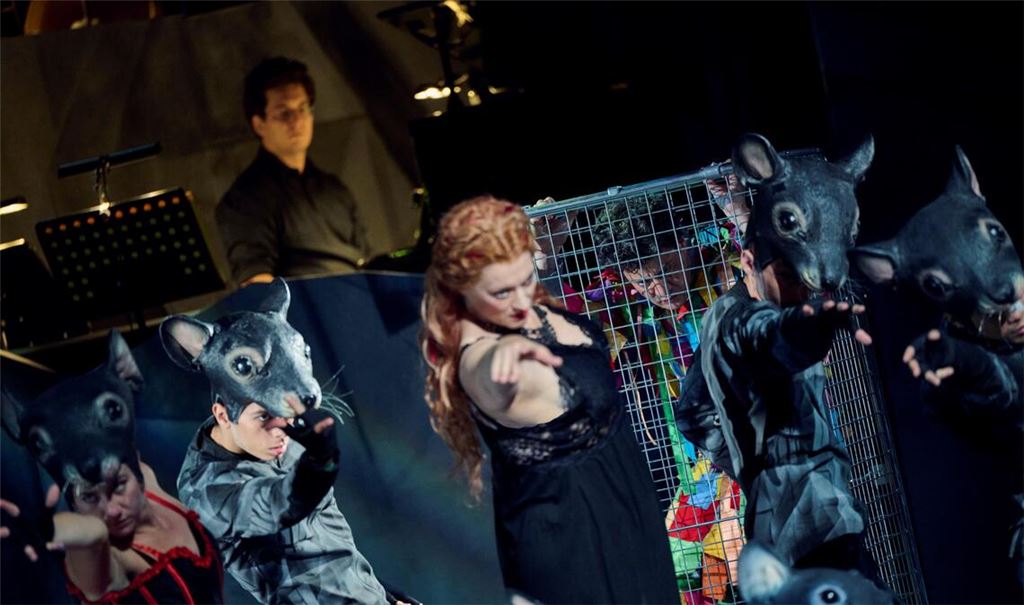 Die Inszenierung der Rattenfänger-Geschichte im Theater Pforzheim besticht unter anderem mit den aufwendigen, originellen Kostümen. Foto: Theater Pforzheim/Martin Sigmund