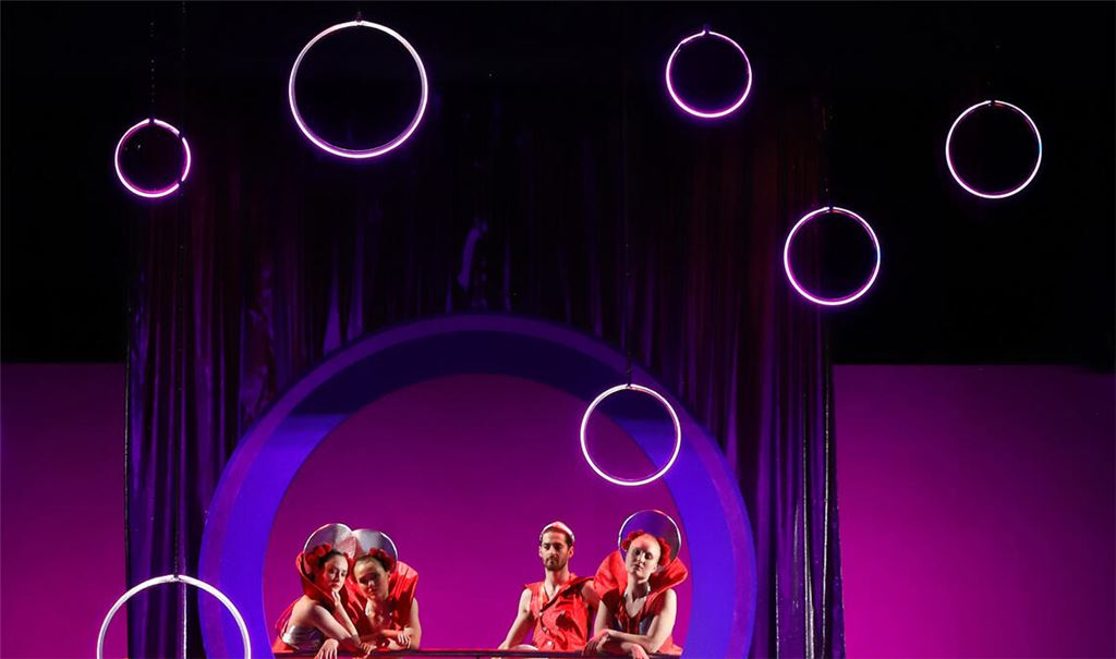 Die Inszenierung wartet mit vielen bunten Einfällen auf.Foto: Theater Pforzheim/Haymann