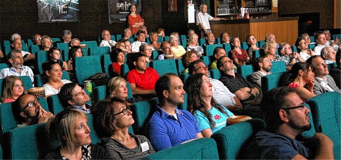 Die Integration fest im Blick: Mit Spannung wird im großen Saal des Mühlacker Kinos Scala die Uraufführung eines Films von Jugendlichen über das Miteinander in der Stadt verfolgt. 