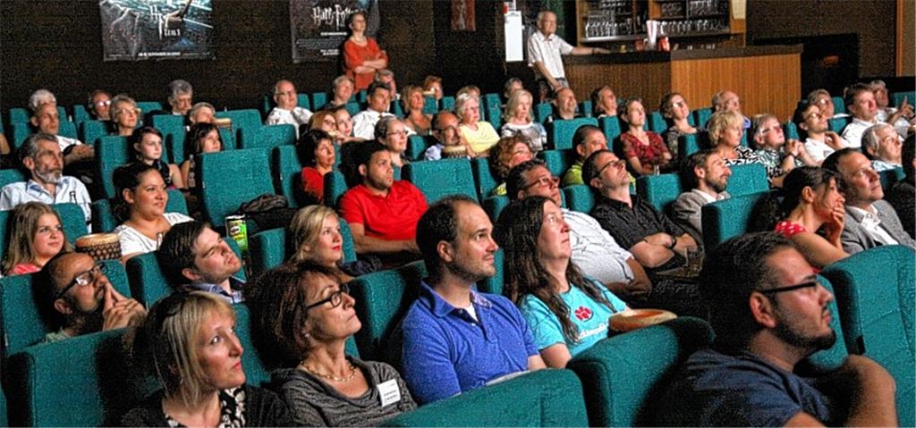 Die Integration fest im Blick: Mit Spannung wird im großen Saal des Mühlacker Kinos Scala die Uraufführung eines Films von Jugendlichen über das Miteinander in der Stadt verfolgt. 