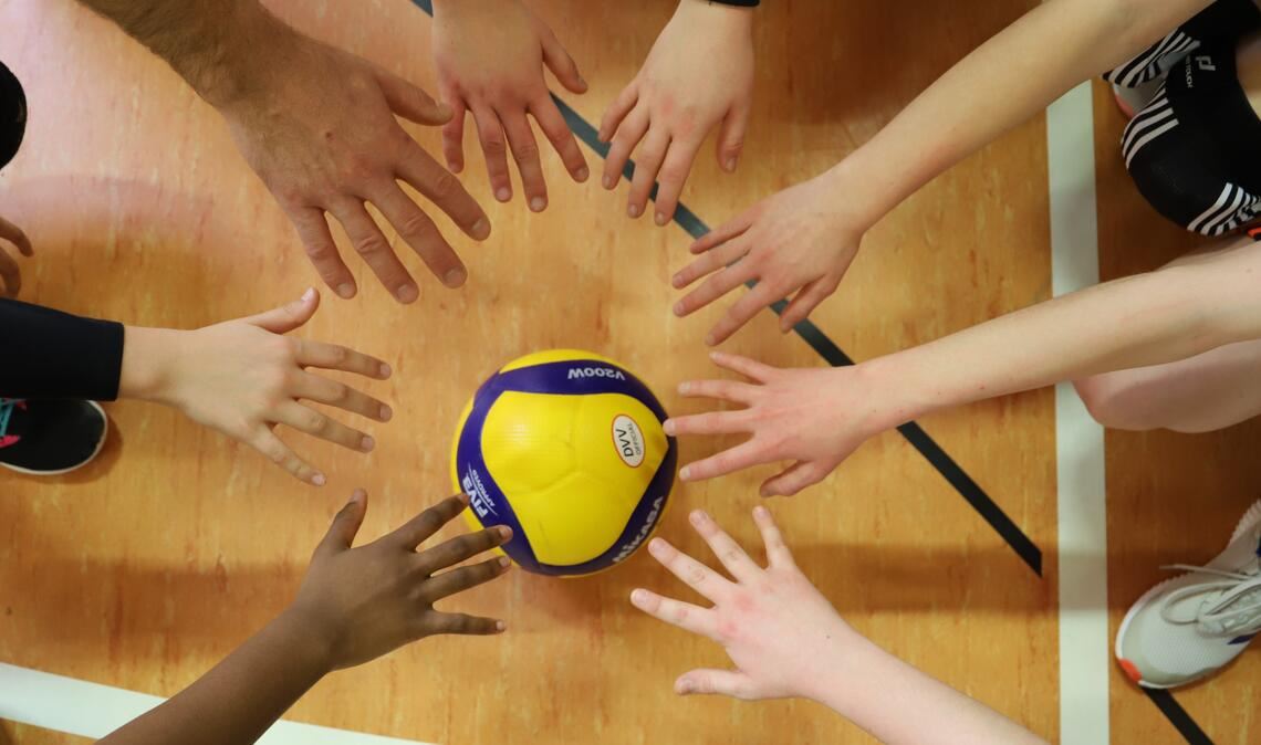 Volleyball überwindet kulturelle Grenzen Die Integrationskraft des Sports ist beim Turnverein Mühlacker keine Phrase. Bei den gemeinsamen Übungseinheiten und Turnieren spielt die Hautfarbe keine Rolle. Fotos: Fotomoment