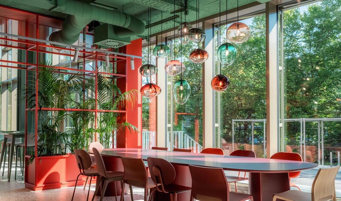 Die Ippolito Fleitz Group aus Stuttgart reüssierte mit dem Design für den „Heads New Generation Workspace“ . . .