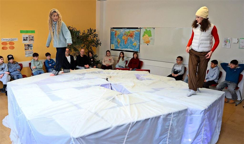 Die JES-Schauspielerinnen auf ihrer improvisierten Bühne