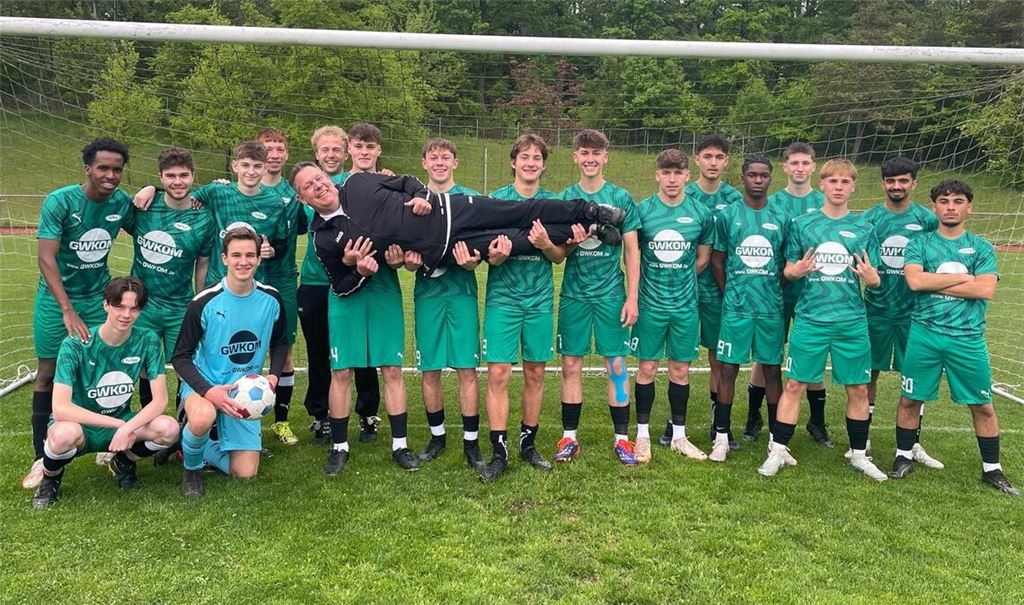 Die JSG Stromberg lässt ihren Meistercoach Thomas Scheible hochleben. Das Team schenkt seinem Trainer zum Abschied eine weiße Weste.