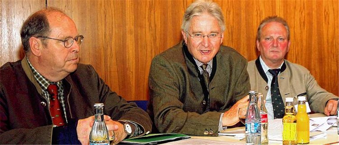 Die Jägerschaft ist gegen Klimaschutz auf Kosten der Artenvielfalt im Wald und steht deshalb Windkraftanlagen im Forst zwar nicht grundsätzlich ablehnend, so aber doch kritisch zurückhaltend gegenüber, bekräftigen in Pforzheim die Jagdverbandsrepräsentanten aus Bund, Land und Kreis Hartwig Fischer (v.li.), Dieter Deuschle und Dieter Krail. Foto: Kollros