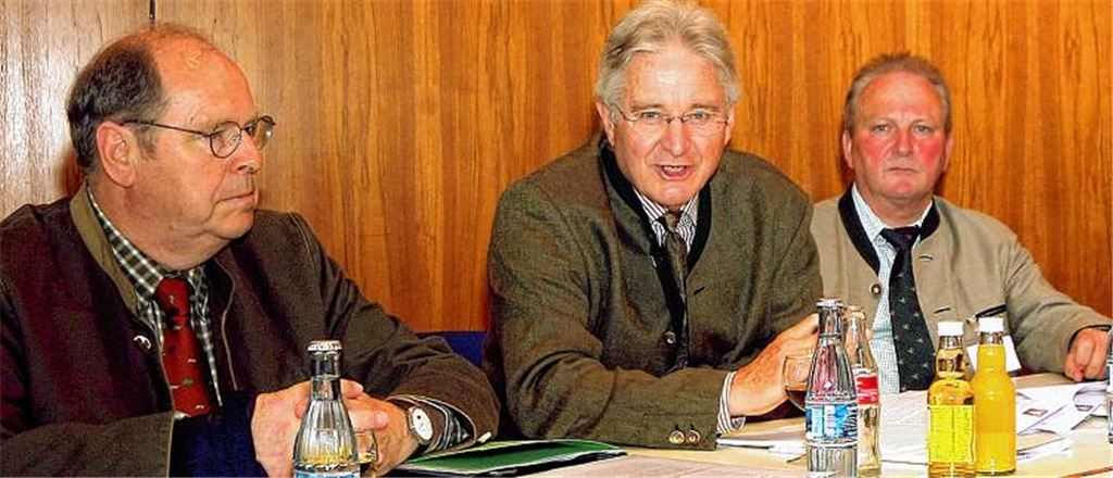 Die Jägerschaft ist gegen Klimaschutz auf Kosten der Artenvielfalt im Wald und steht deshalb Windkraftanlagen im Forst zwar nicht grundsätzlich ablehnend, so aber doch kritisch zurückhaltend gegenüber, bekräftigen in Pforzheim die Jagdverbandsrepräsentanten aus Bund, Land und Kreis Hartwig Fischer (v.li.), Dieter Deuschle und Dieter Krail. Foto: Kollros