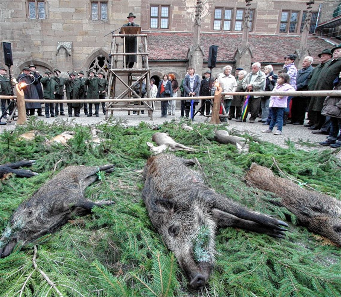 Die Jägervereinigung legt im Klosterhof zur Hubertusfeier eine „Strecke“ aus. Foto: Tilo Keller