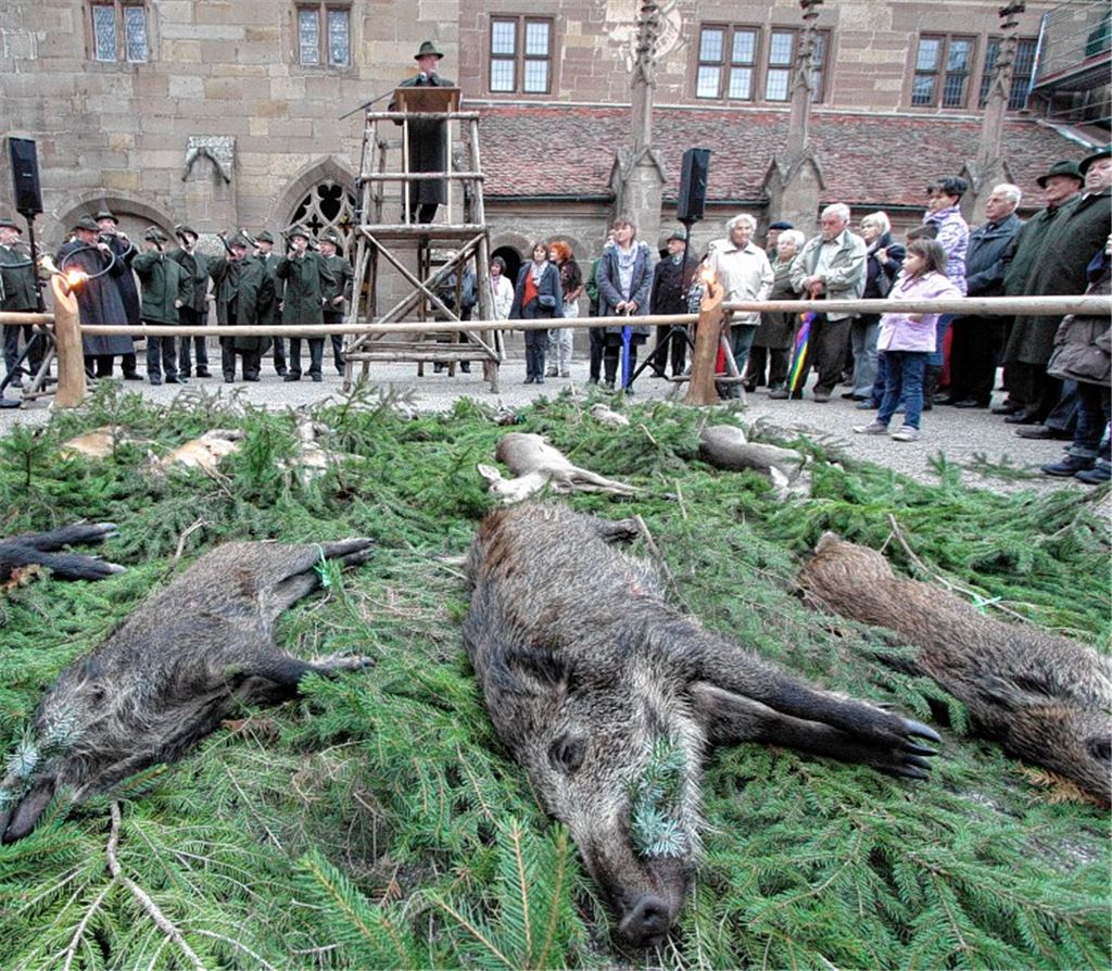 Die Jägervereinigung legt im Klosterhof zur Hubertusfeier eine „Strecke“ aus. Foto: Tilo Keller