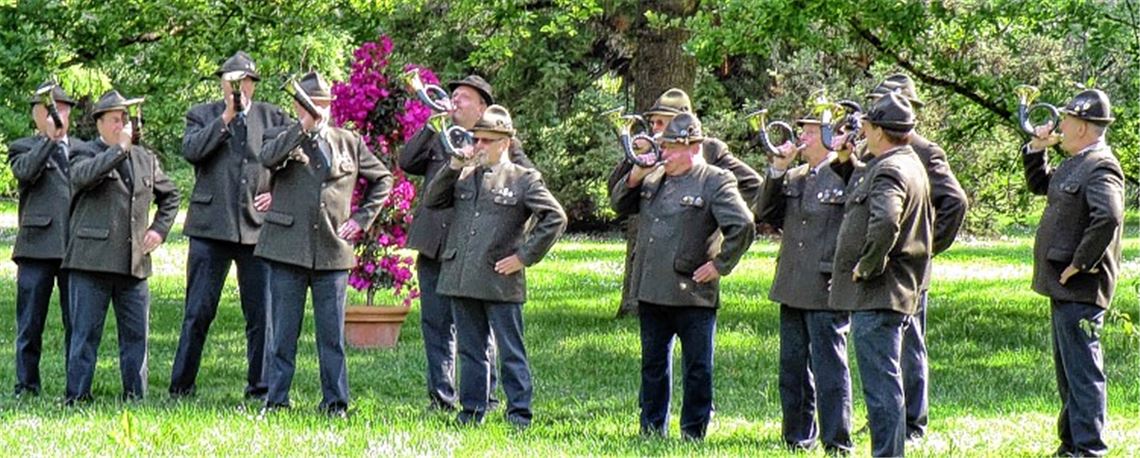 Die Jagdhornbläsergruppe Mühlacker beim Auftritt auf der Mainau. Foto: privat