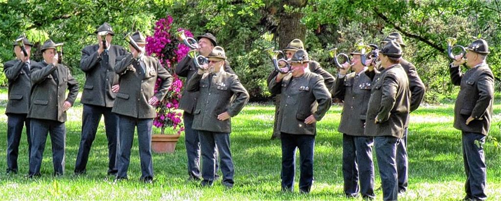 Die Jagdhornbläsergruppe Mühlacker beim Auftritt auf der Mainau. Foto: privat