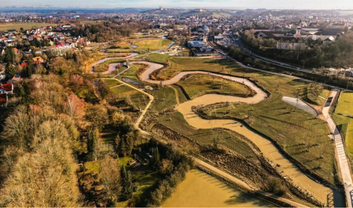 Die Jagst kann wieder mäandern.