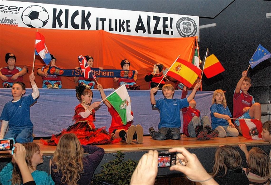 Die Jahresfeier der Ötisheimer Nachwuchsfußballer wird zum internationalen Fest. Foto: Appich