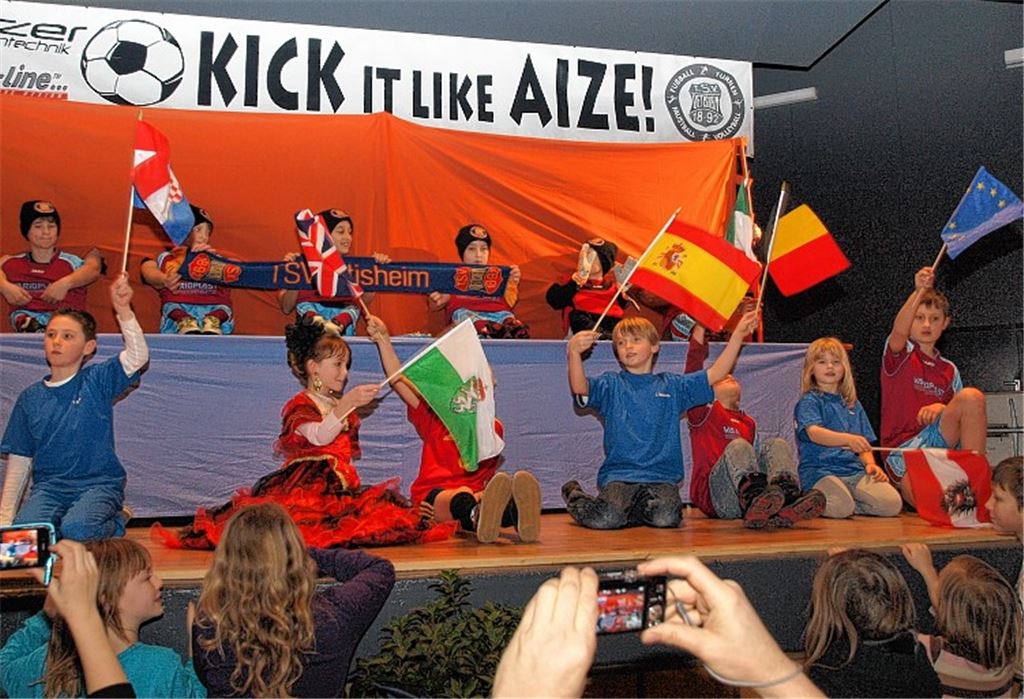 Die Jahresfeier der Ötisheimer Nachwuchsfußballer wird zum internationalen Fest. Foto: Appich