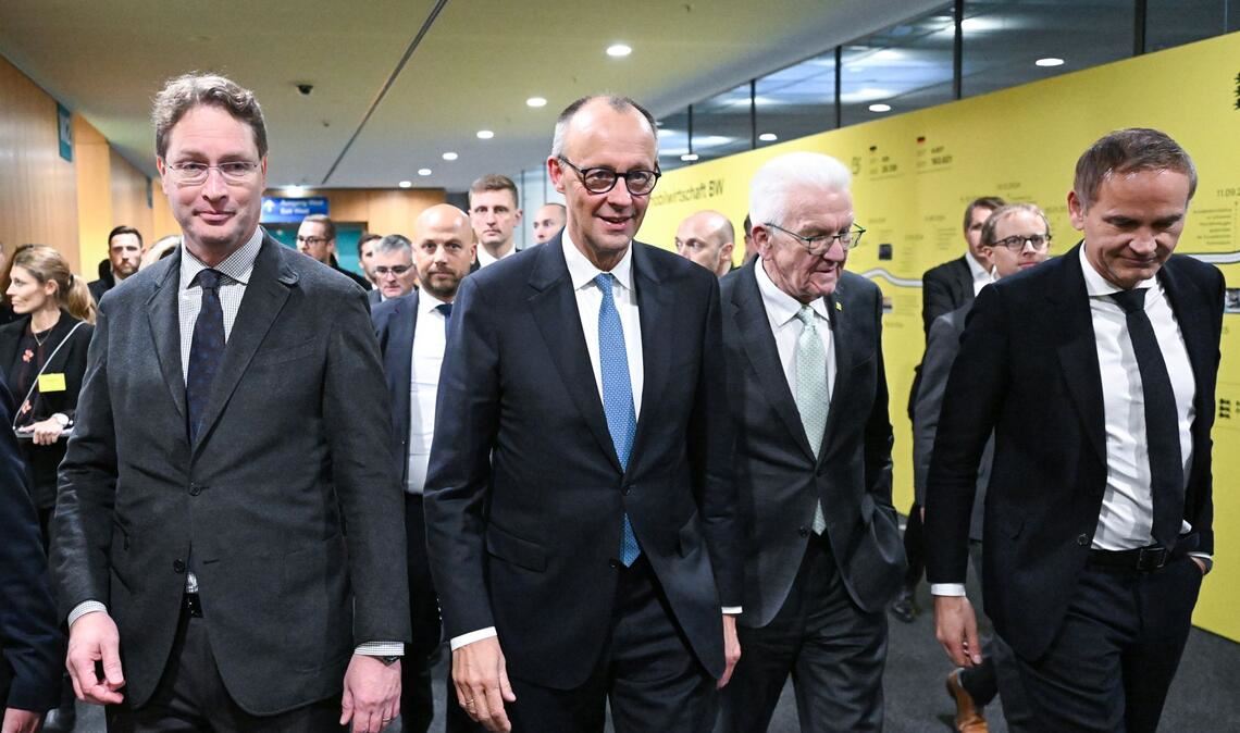 Die Jahresveranstaltung Strategiedialog Automobilwirtschaft im November 2025 in Stuttgart: Mercedes-Chef Ola Källenius, Kanzler Friedrich Merz, Ministerpräsident Winfried Kretschmann, VW-Chef Oliver Blume (von links).