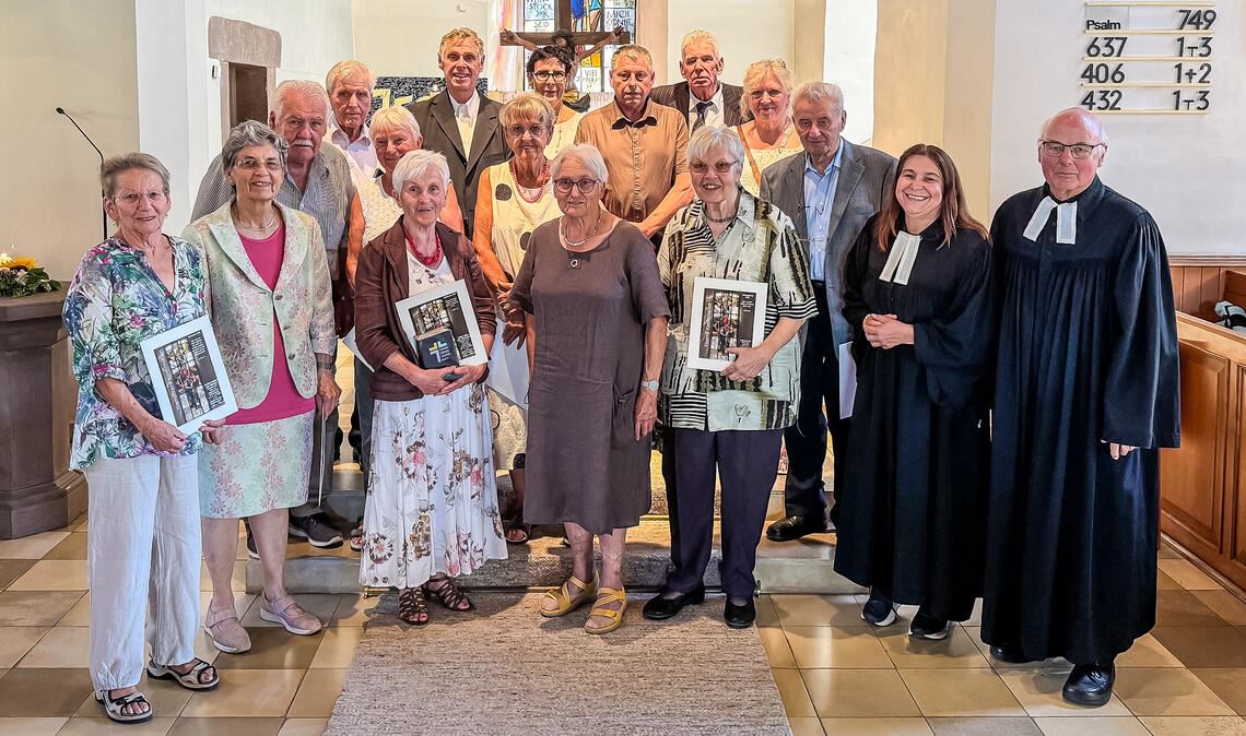 Die Jubelkonfirmanden in Zaisersweiher mit Pfarrerin Barwig und Dekan Leins. Foto: privat