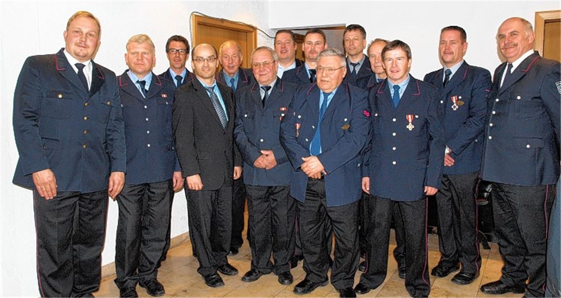 Die Jubilare der Feuerwehr Illingen mit Kreisbrandmeister Christian Spielvogel, Kommandant Joachim Saalbach (v. li.), Bürgermeister Harald Eiberger (4. v. li. ) und dem Vorsitzenden des Kreisfeuerwehrverbands, Martin Rühle (re.), bei der Versammlung. 