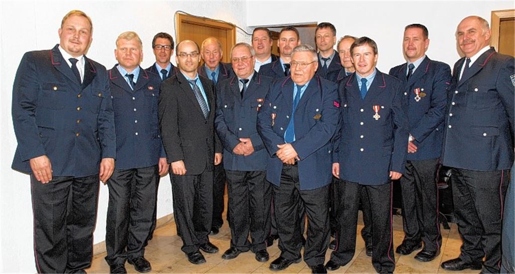 Die Jubilare der Feuerwehr Illingen mit Kreisbrandmeister Christian Spielvogel, Kommandant Joachim Saalbach (v. li.), Bürgermeister Harald Eiberger (4. v. li. ) und dem Vorsitzenden des Kreisfeuerwehrverbands, Martin Rühle (re.), bei der Versammlung. 