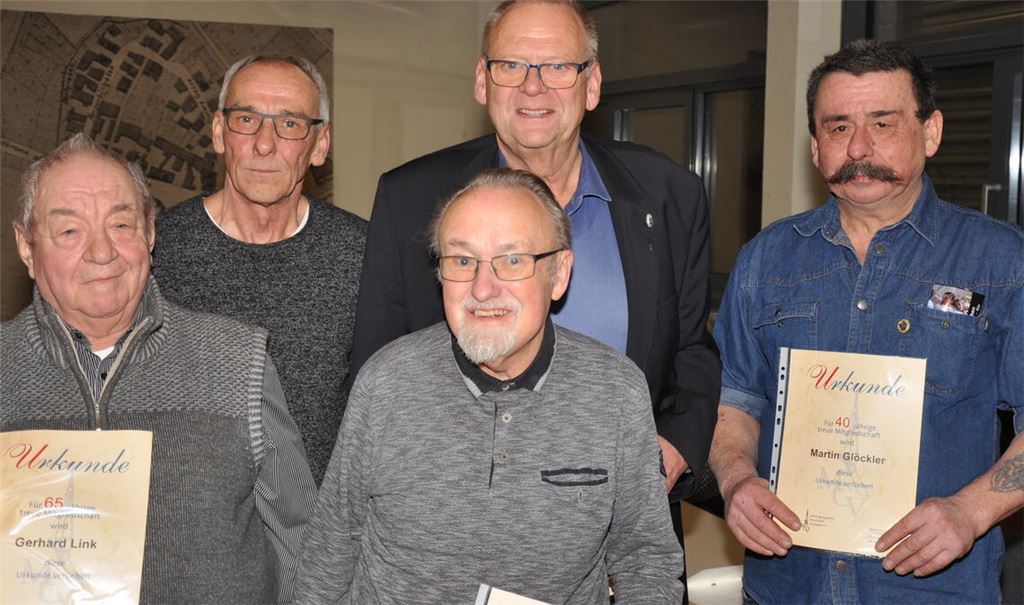 Die Jubilare des MGV „Freundschaft“ Lienzingen (v. li.): Gerhard Link (65 Jahre), Wolfgang Pelz (25 Jahre), Dr. Ernst Worbs (40 Jahre), Adolf Bangert ( 25 Jahre) und Martin Glöckler (40 Jahre). Foto: privat