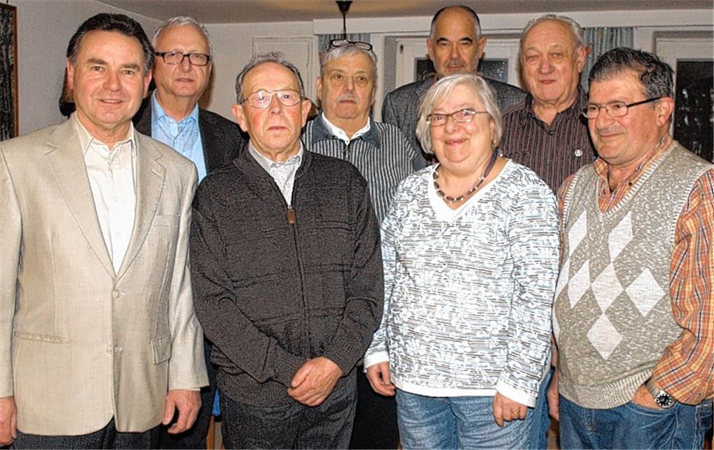 Die Jubilare des Vereins mit ihrem scheidenden Dirigenten Richard Reiling (li).