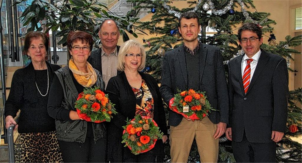 Die Jubilarehrung ist bei der Elser Gruppe Druck und Medien mit einer Verabschiedung verbunden: Verlegerin Brigitte Wetzel (li.) und Verleger Hans-Ulrich Wetzel (re.) danken dem scheidenden kaufmännischen Leiter Michael Knodel (3. v. li.) für seine Arbeit. Seit 20 Jahren gehört Edeltraud Barthelmes (Mitte) zum Team der Anzeigenannahme, Simone Ensinger ist zehn Jahre lang in der Buchbinderei tätig und Maik Disselhoff hat sich in zehn Jahren als Redaktionsmitglied des Mühlacker Tagblatt einen Namen als Berichterstatter mit einem Gespür für Themen und flotter Schreibe gemacht.