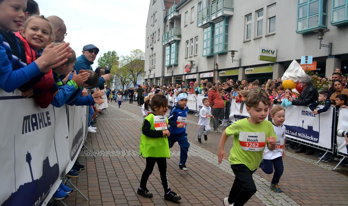 Die Jüngsten kommen ins Ziel.
