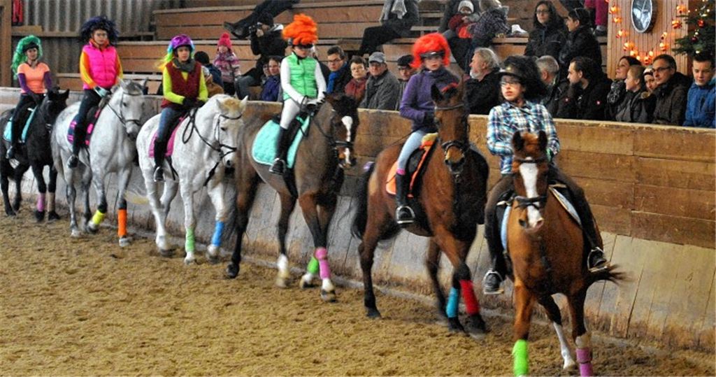 Weihnachtsmänner beim Pas de Deux