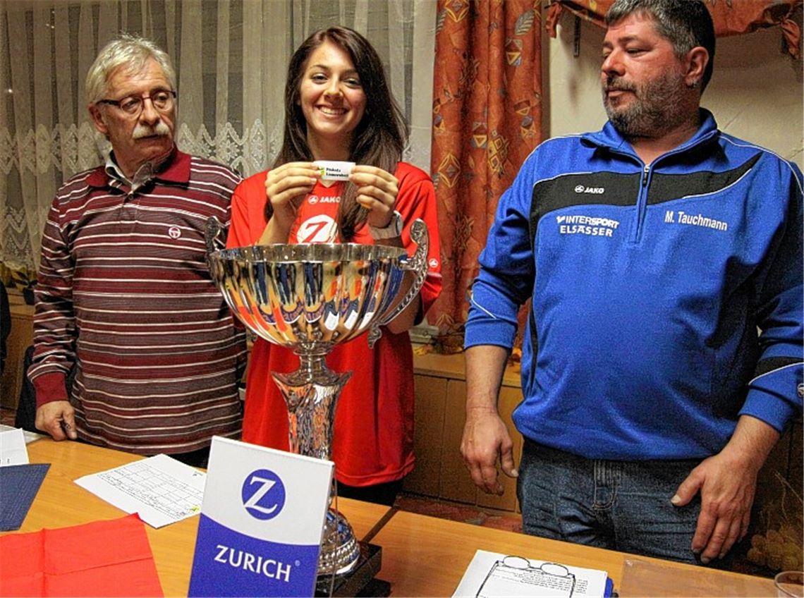 Die Jugend-Europameisterin im Karate von 2012 beweist ein glückliches Händchen: Anna Miggos zieht im Beisein von Norbert Thieme (TSV Mühlhausen, li.) und Michael Tauchmann (TSV Ötisheim) die Lose. Foto: Eigner