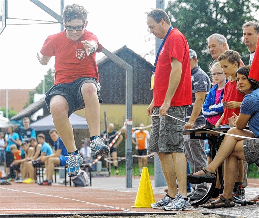 Die Jugend hält dem TV Pinache lange die Treue: Hier Tobias Bachmann, Jahrgang 1998, beim Weitsprung.  Foto: Fotomoment