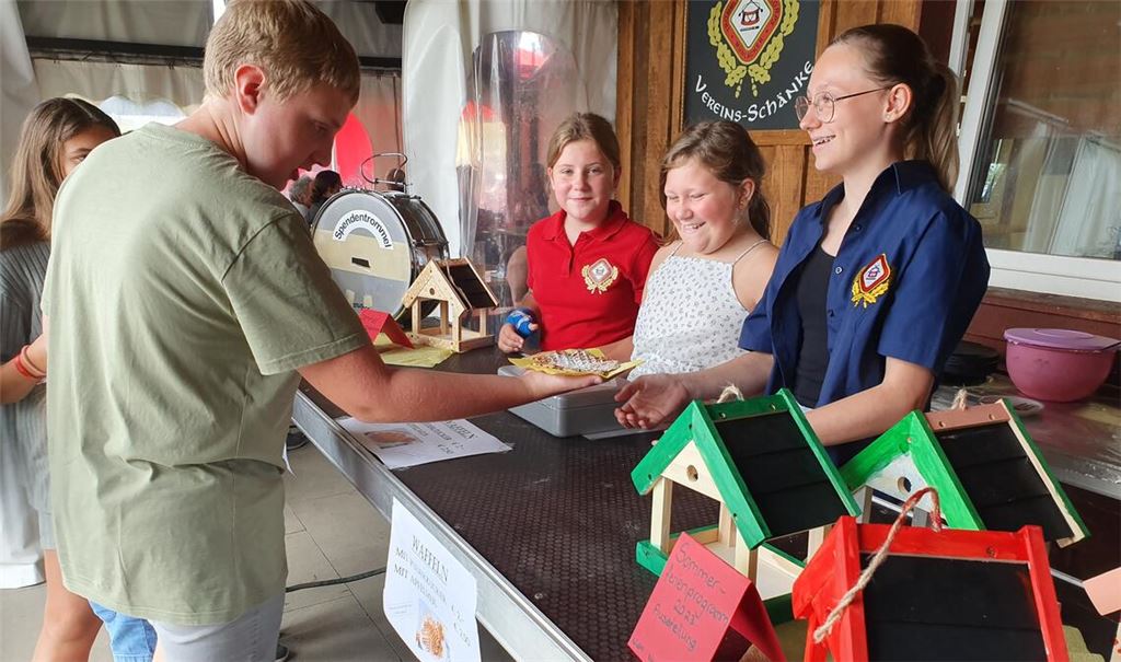 Die Jugendabteilung verkauft am Sonntag Waffeln, um mit dem Erlös den eigenen Bauwagen auf dem Vereinsgelände auszubauen.Foto: Schröder